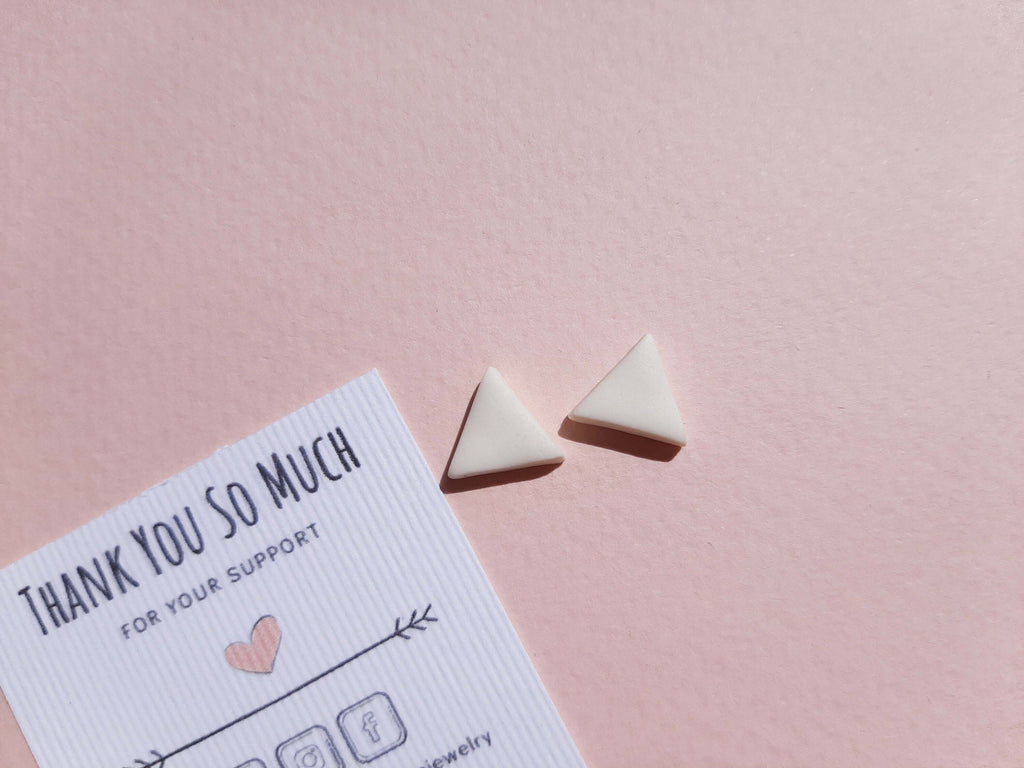 Minimalistische weiße Dreieck-Ohrstecker, Ohrstecker aus Polymer Clay, modern, geometrisch
