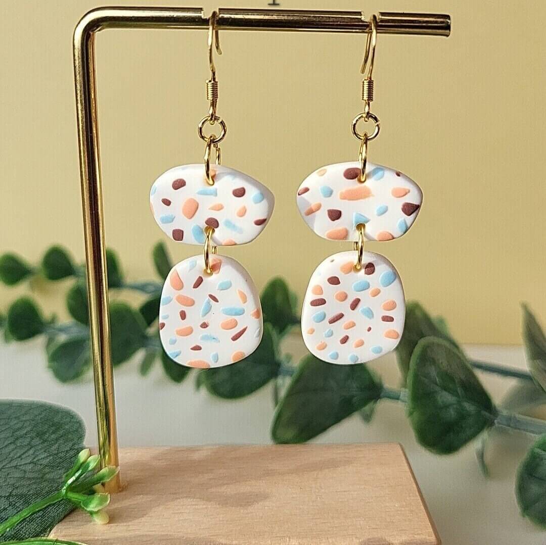 Boucles d'oreilles en argile polymère terrazzo pendantes • Bijoux faits main • Bijoux modernes et tendance