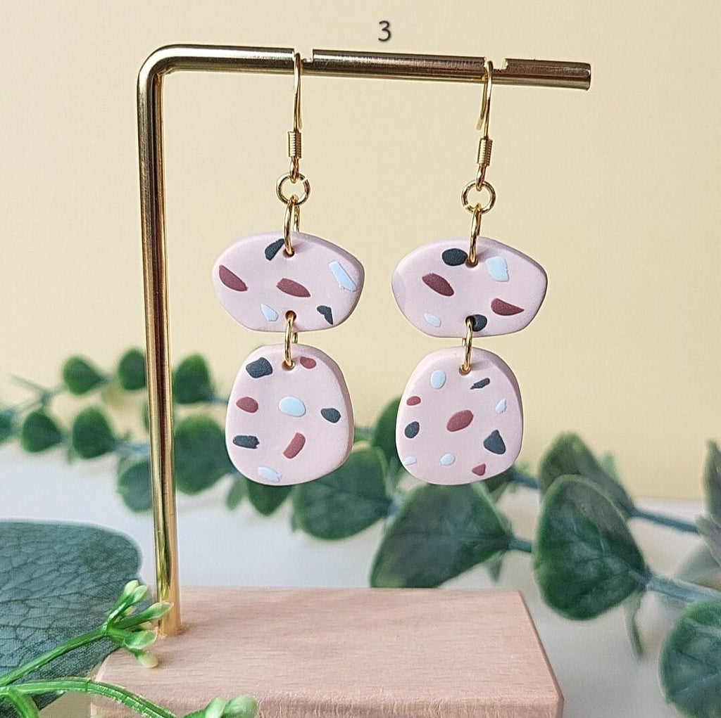 Boucles d'oreilles en argile polymère terrazzo pendantes • Bijoux faits main • Bijoux modernes et tendance