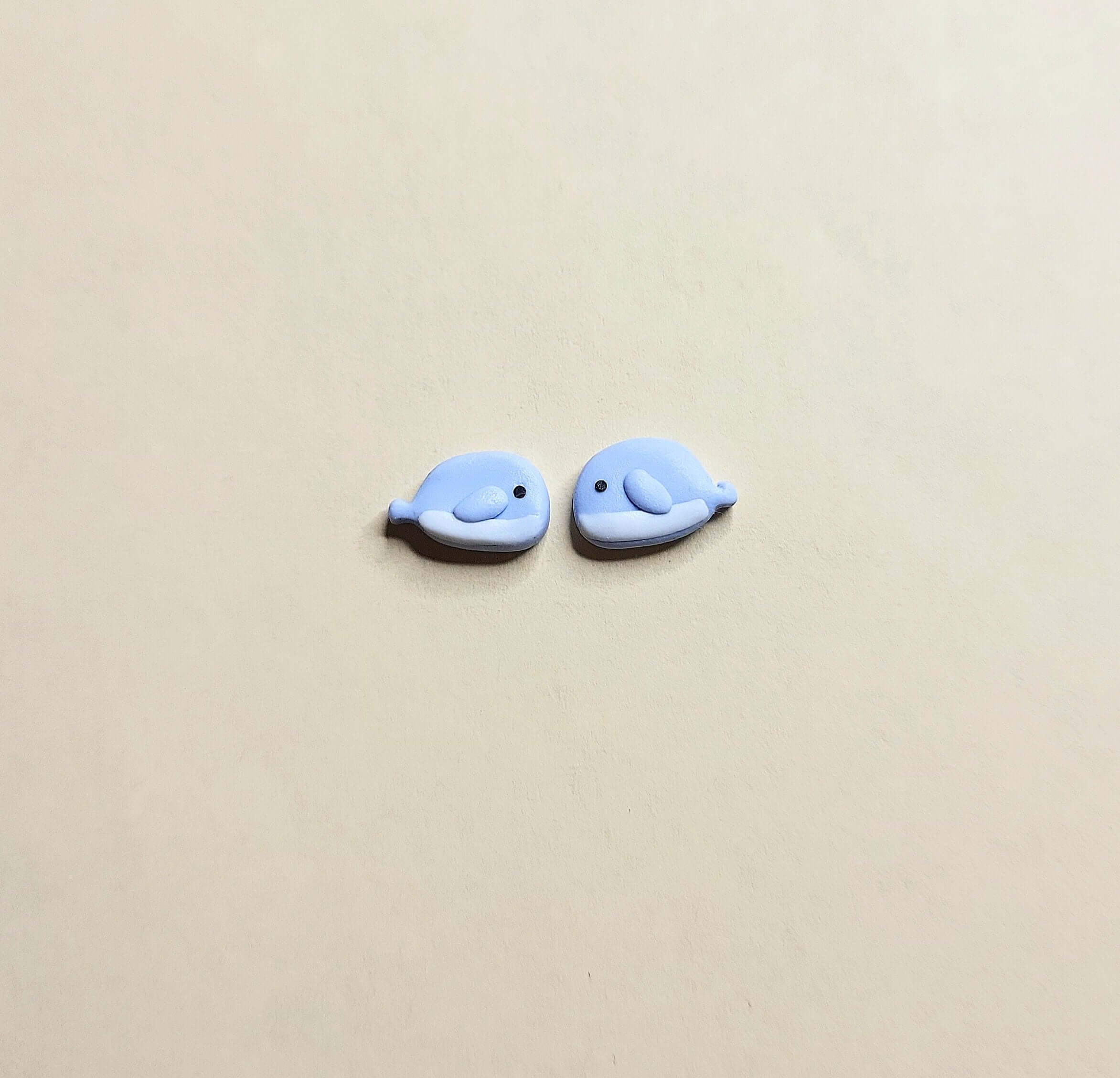 Boucles d'oreilles petites baleines • Boucles d'oreilles créatures marines • Bijoux en pâte polymère • Cadeau pour fille