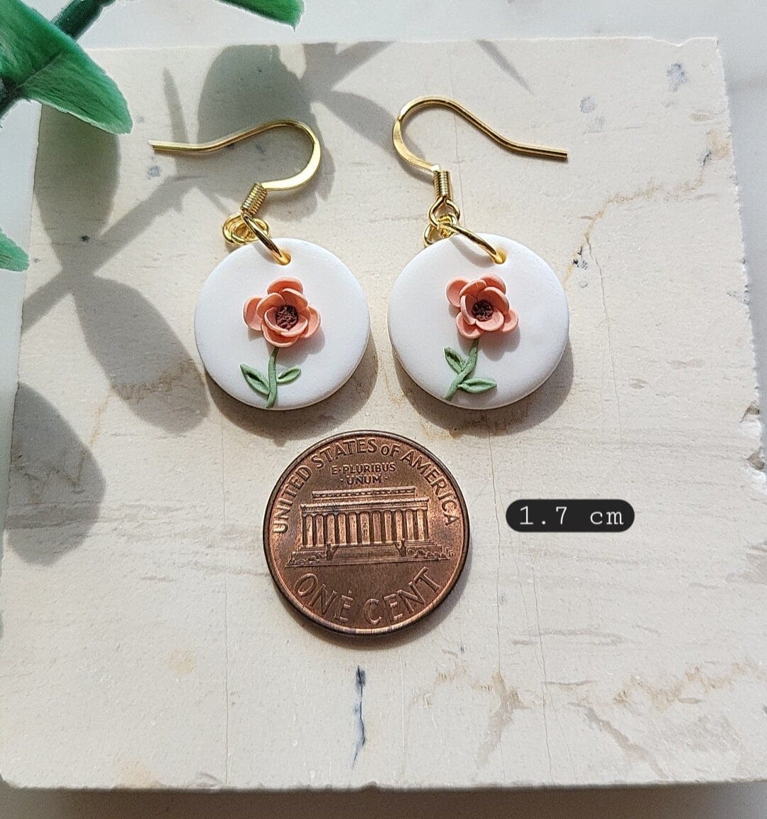 Boucles d'oreilles fleurs de printemps • Boucles d'oreilles fleurs en argile • Petites boucles d'oreilles pendantes • Délicates • Bijoux remarquables • Cadeaux à moins de 20 • Bijoux de mariage