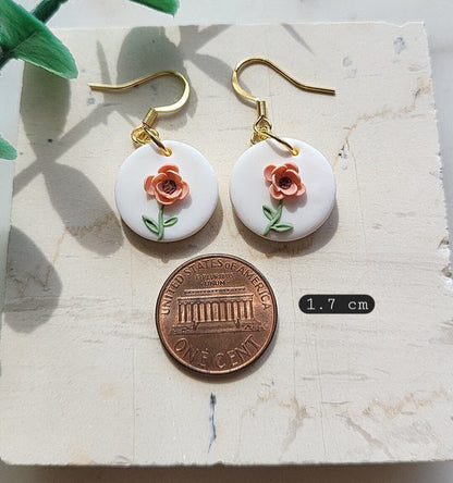 Frühlingsblumen-Ohrringe • Tonblumen-Ohrringe • Kleine Hängende Ohrringe • Zierlich • Statement-Schmuck • Geschenke Unter 20 • Hochzeits-Schmuck