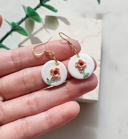 Frühlingsblumen-Ohrringe • Tonblumen-Ohrringe • Kleine Hängende Ohrringe • Zierlich • Statement-Schmuck • Geschenke Unter 20 • Hochzeits-Schmuck