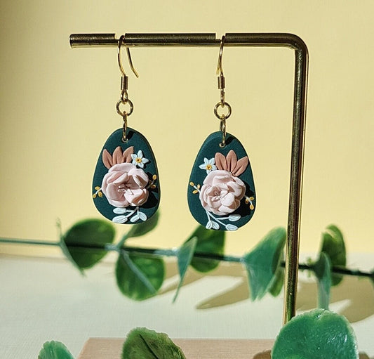 Pendientes de arcilla con flores de peonía • Flores de hada rosa • Joyas estilo cottagecore • Joyas hechas a mano • Regalos por menos de 30 dólares