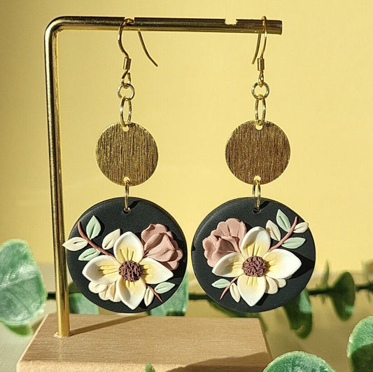 Pendientes largos con flores colgantes • Pendientes florales de arcilla • Joyas hechas a mano • Regalo para el Día de la Madre por menos de 30 dólares • Boho