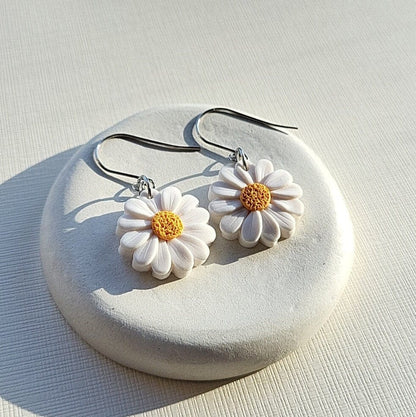 Pendientes Margarita • Pendientes Florales de Arcilla • Joyería de Flor de Nacimiento de Abril • Regalo para Mamá