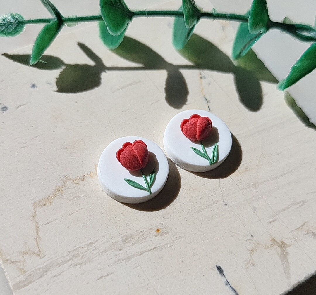 Pendientes de tulipán • Pendientes de arcilla polimérica con flores rojas • Regalo para esposa • Joyas delicadas y lindas para el verano