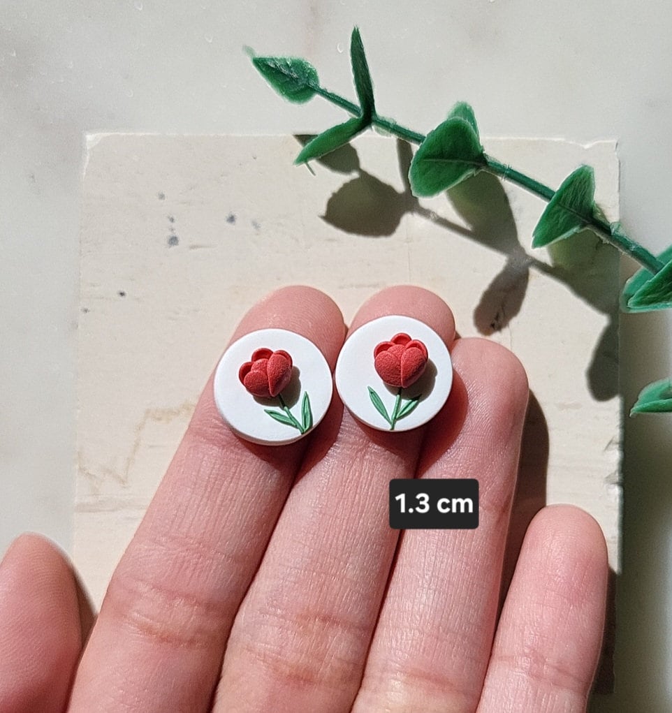 Pendientes de tulipán • Pendientes de arcilla polimérica con flores rojas • Regalo para esposa • Joyas delicadas y lindas para el verano