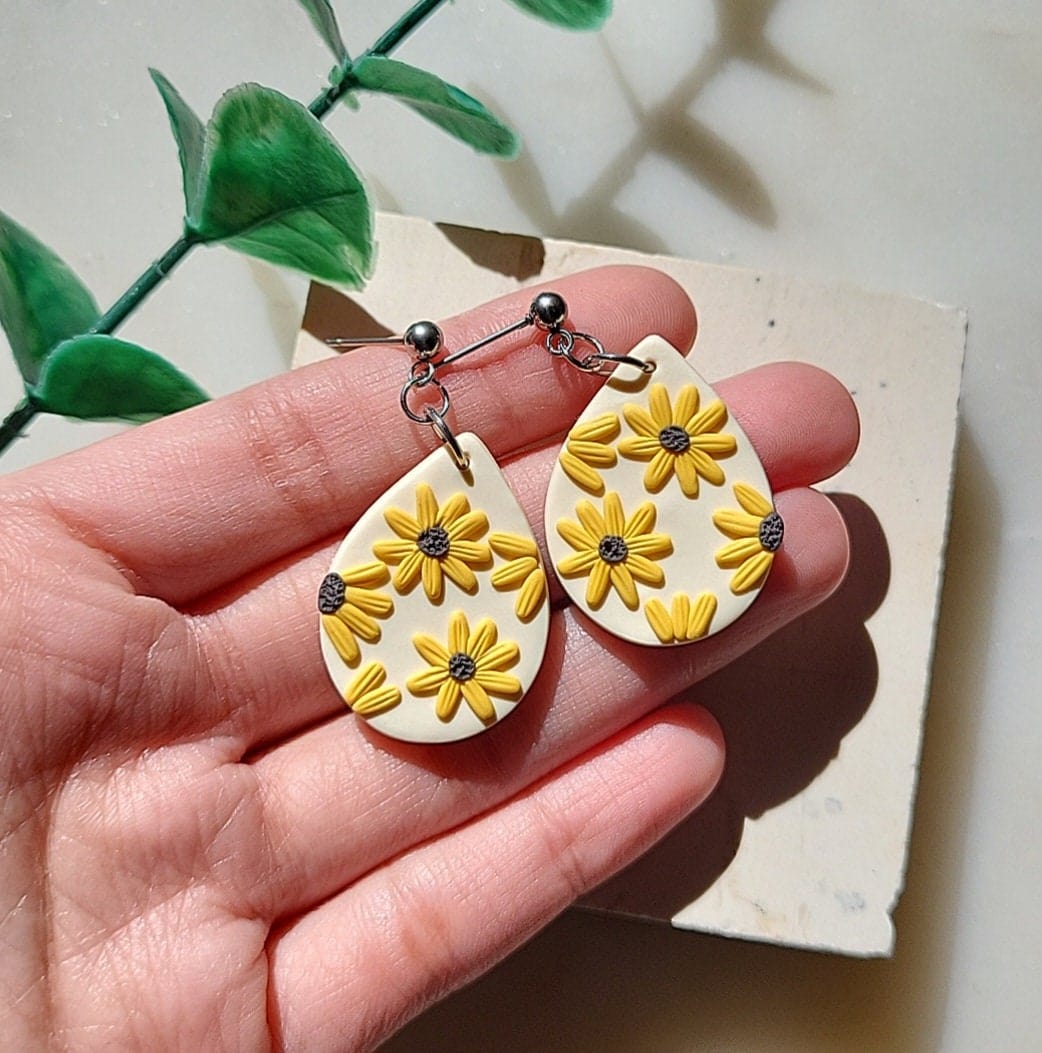 Boucles d'oreilles tournesol • Boucles d'oreilles florales jaunes • Boucles d'oreilles en argile polymère • Bijoux faits main • Boucles d'oreilles été printemps • Cadeau pour femmes