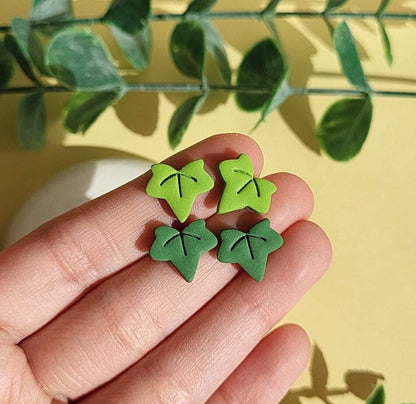 Ohrstecker mit grünem Blatt, Efeublatt-Ohrringe, Boho-Ton-Ohrringe, handgefertigter Schmuck, Frühling, Sommer