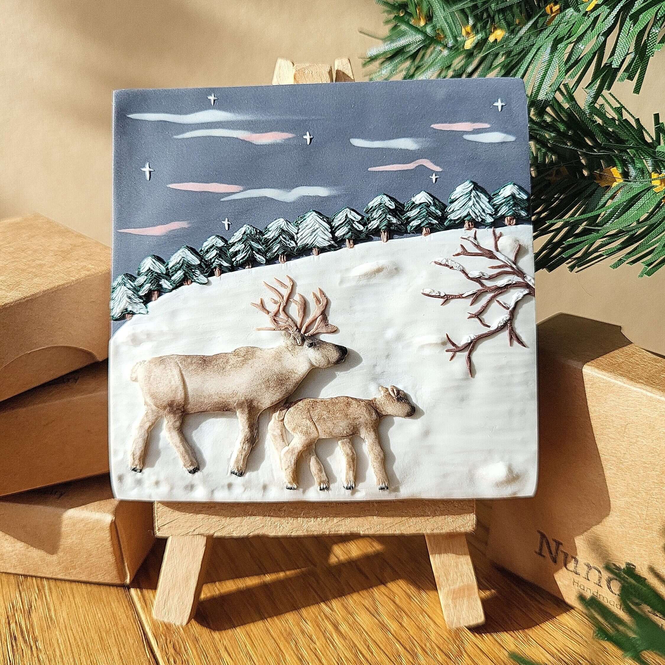 Art mural de renne sur mini toile • Décor de maison paysage neige d'hiver • Art en argile polymère sculpté à la main • Cadeau de pendaison de crémaillère • Cadeau de Noël