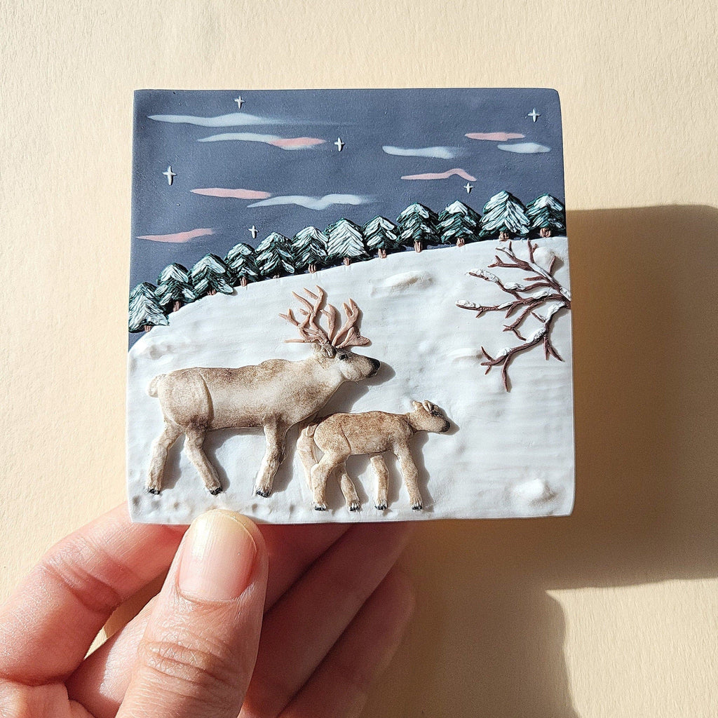 Art mural de renne sur mini toile • Décor de maison paysage neige d'hiver • Art en argile polymère sculpté à la main • Cadeau de pendaison de crémaillère • Cadeau de Noël