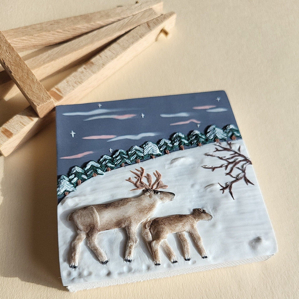 Art mural de renne sur mini toile • Décor de maison paysage neige d'hiver • Art en argile polymère sculpté à la main • Cadeau de pendaison de crémaillère • Cadeau de Noël