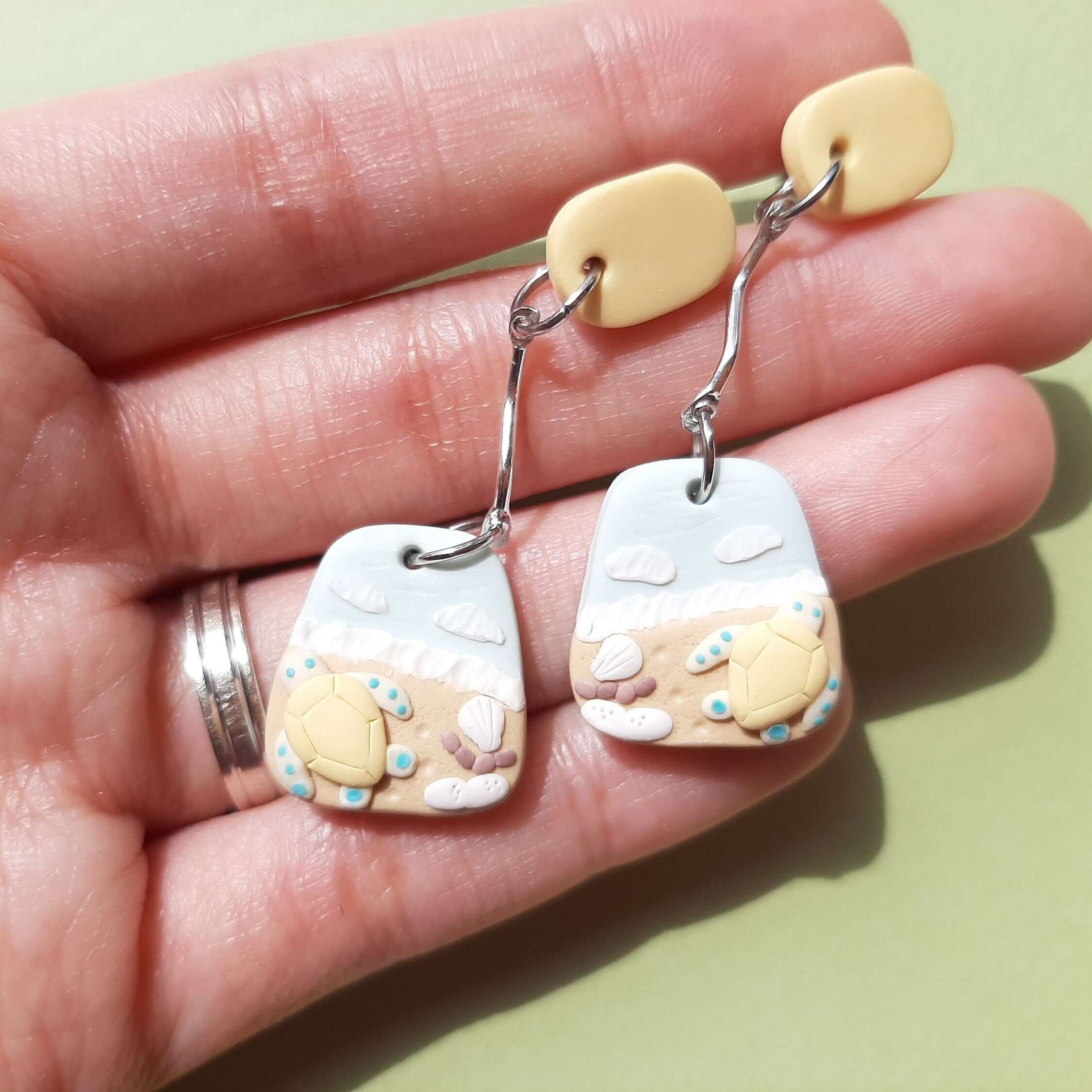 Boucles d'oreilles tortue de mer, boucles d'oreilles en argile, bijoux faits main, boucles d'oreilles pendantes et tombantes, mignonnes, inspirées par la nature