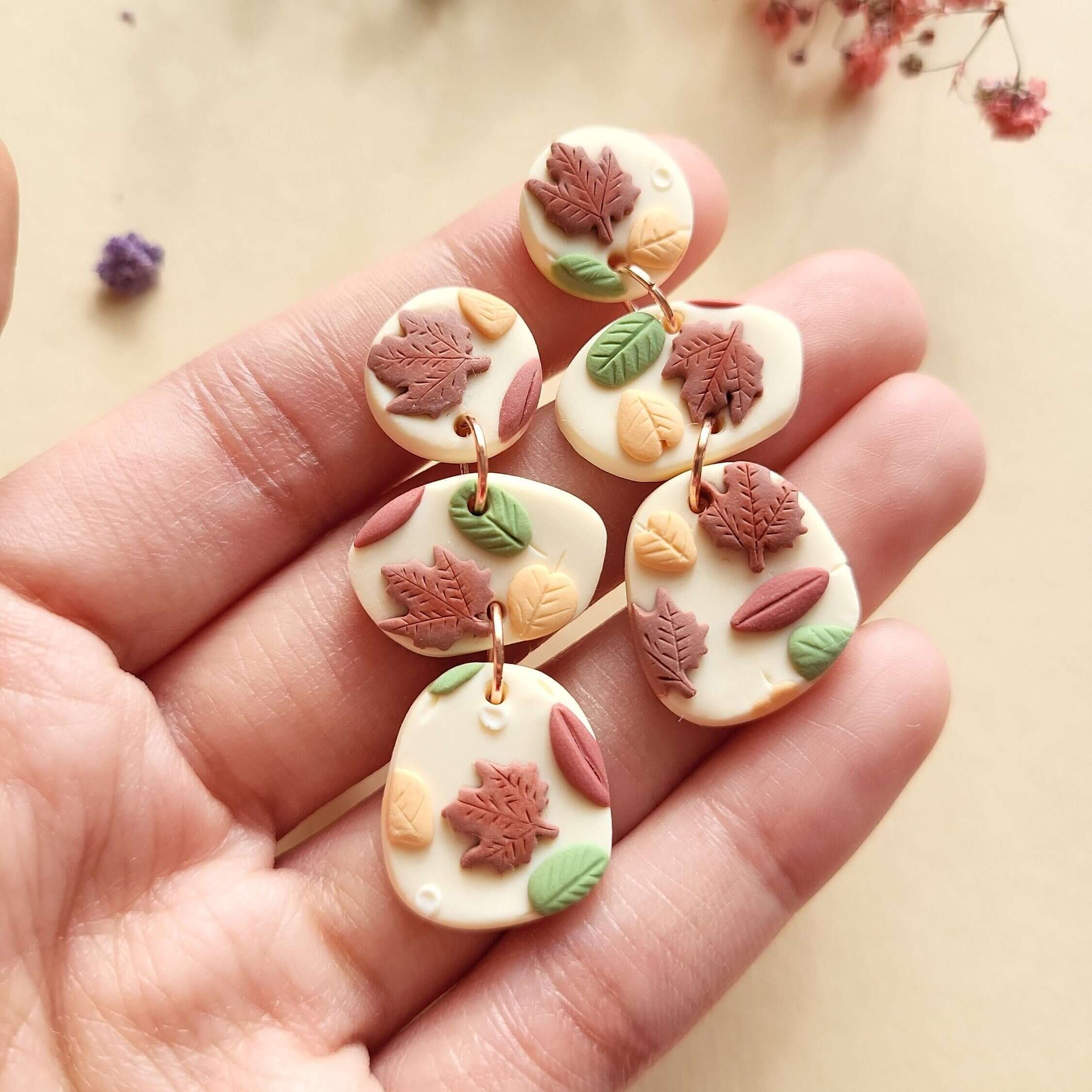 Boucles d'oreilles pendantes en argile d'automne, boucles d'oreilles colorées en forme de feuille d'automne, bijoux artisanaux en argile polymère, cadeau artisanal pour femmes