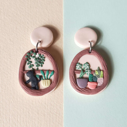 Pflanzenregal und schwarze Katzenohrringe | Cottagecore Schmuck