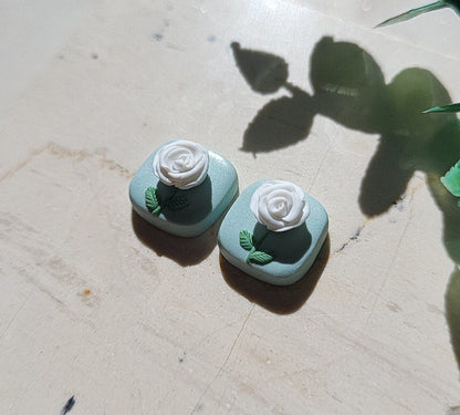 Weiße Rosen Ohrstecker • Tonblumen Ohrringe • Schmuck aus Polymer Clay • Frühling • Sommer • Niedliche Ohrringe • Geschenk für Sie