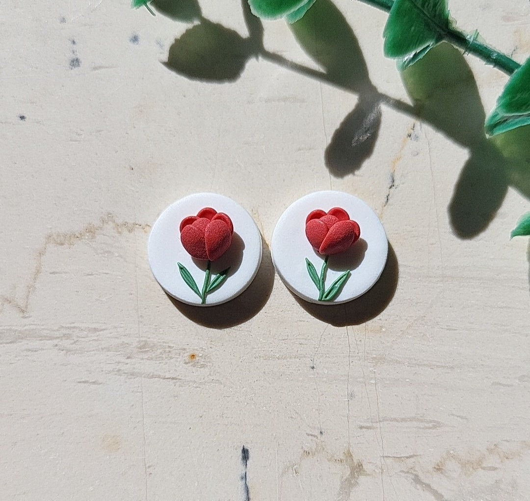 Pendientes de tulipán • Pendientes de arcilla polimérica con flores rojas • Regalo para esposa • Joyas delicadas y lindas para el verano