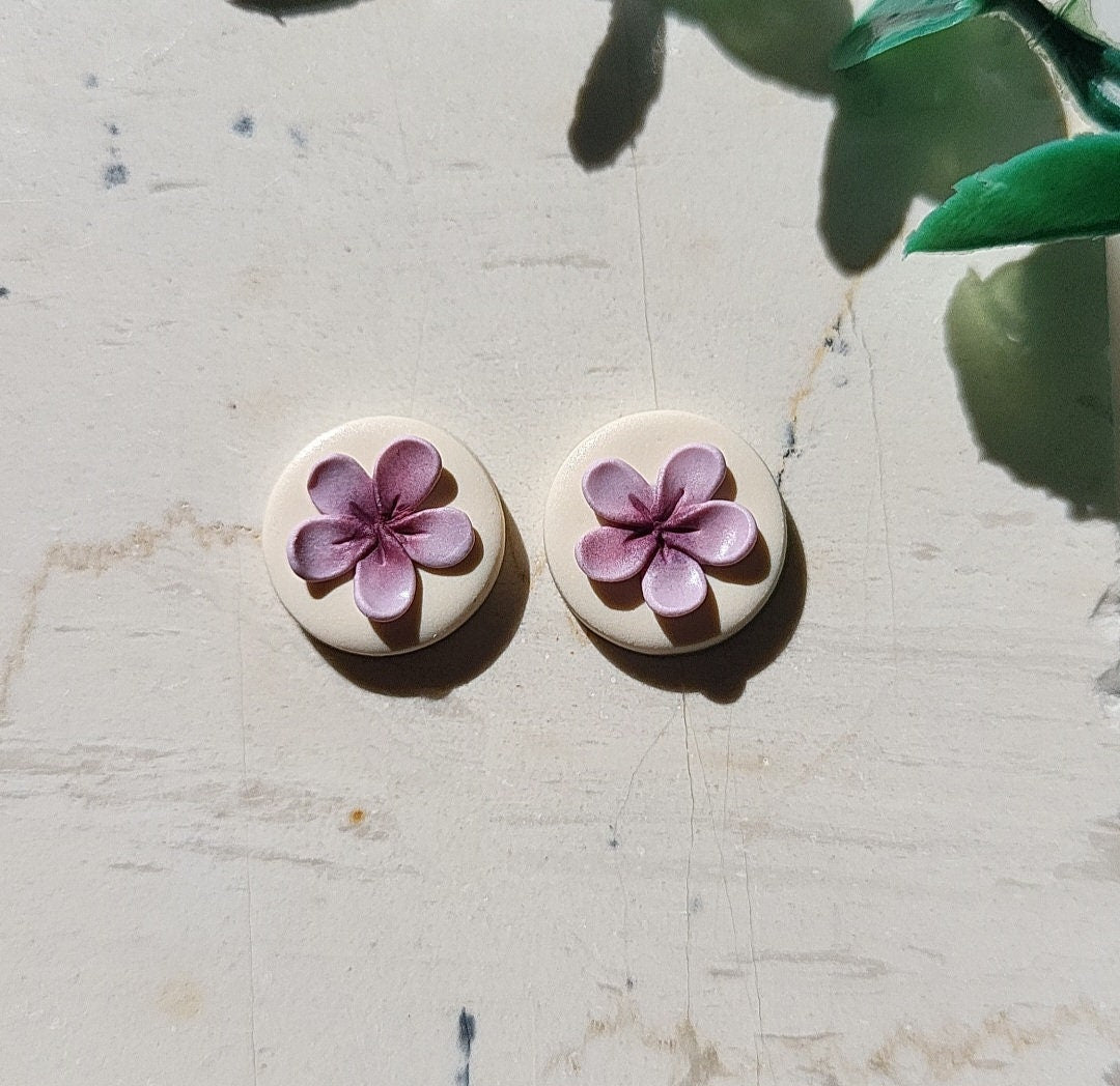 Pendientes de plumeria • Joyas de frangipani • Pendientes de flores de arcilla • Pendientes de primavera y verano • Regalo para ella