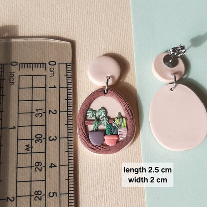 Pflanzenregal und schwarze Katzenohrringe | Cottagecore Schmuck