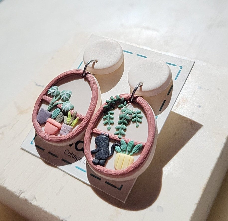 Étagère à plantes et boucles d'oreilles chat noir | Bijoux cottagecore