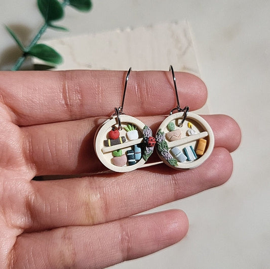 Mini pendientes de estantería, divertidos pendientes de plantas, joyas únicas hechas a mano de arcilla polimérica, regalo para amantes de los libros, regalos navideños únicos para mujeres