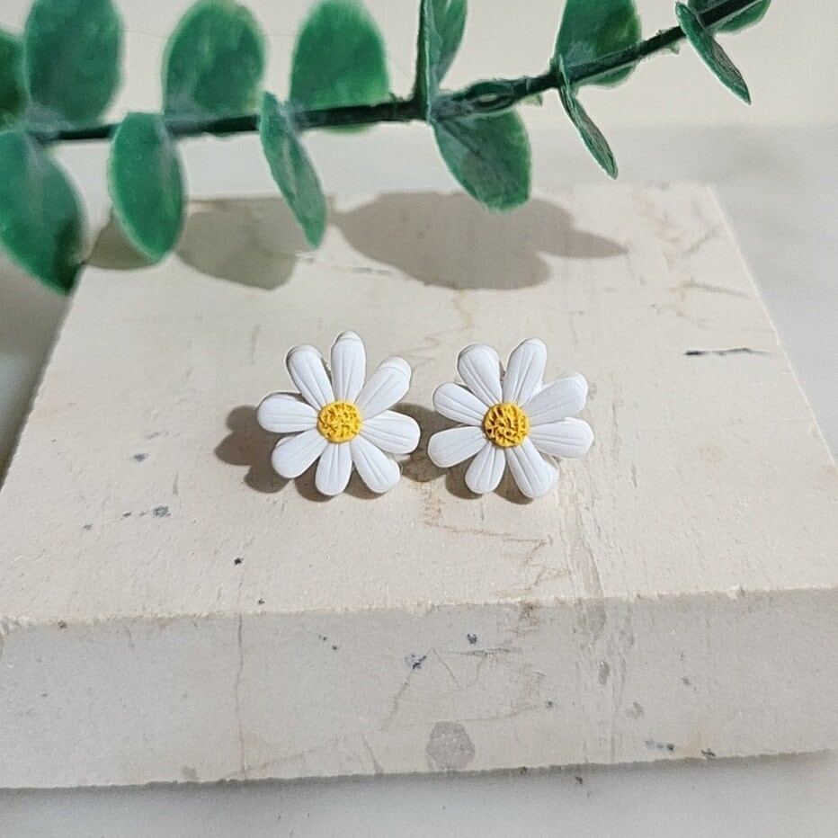 Daisy stud earrings