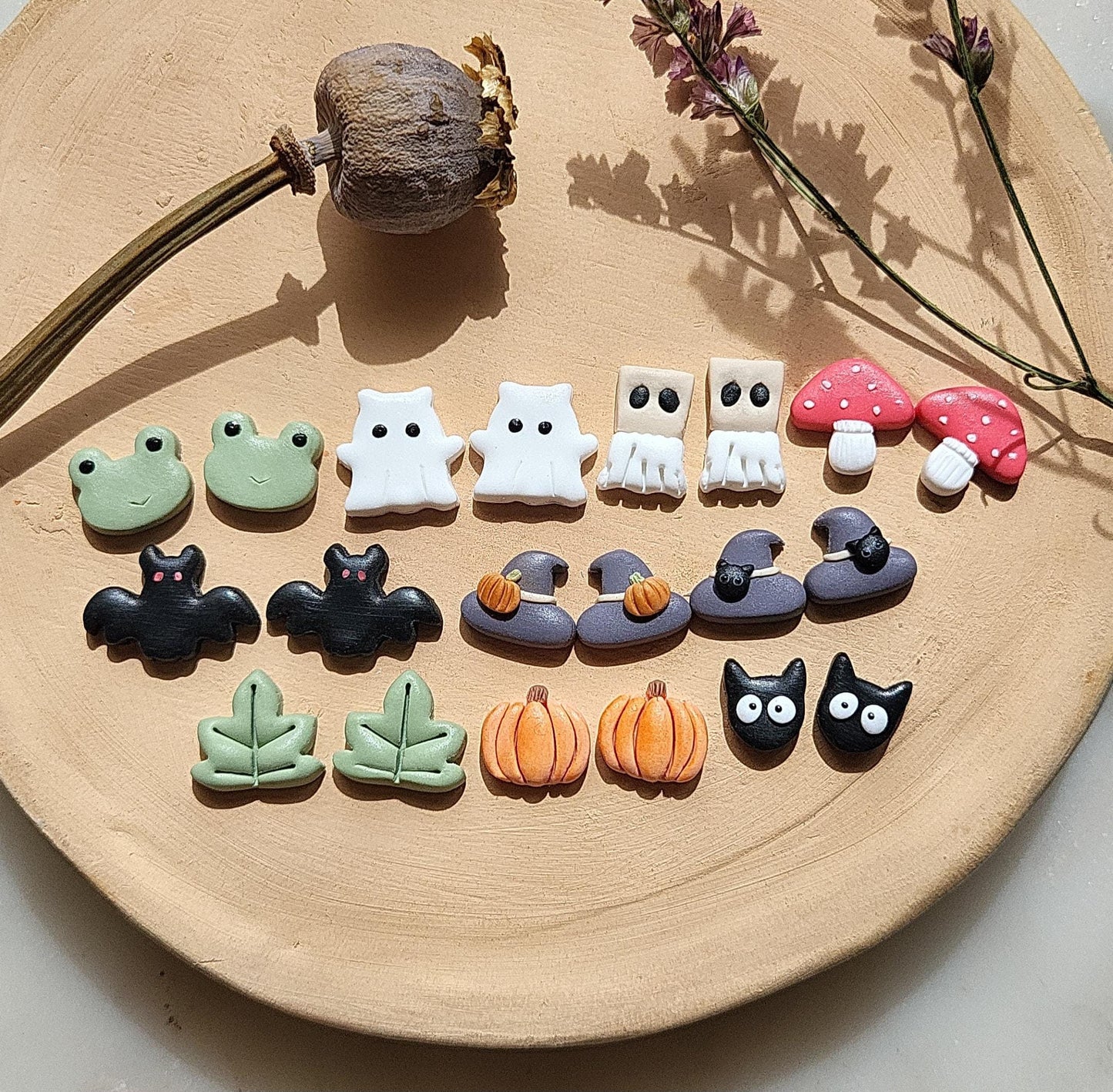 Halloween Clay Earrings Spooky Fall Clay Earrings Ghost Pumpkin Mushroom Bat Witch Hat Frog Cat Maple Leaf Earrings For Women Fun Quirky