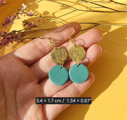 Pendientes pequeños minimalistas de círculo de arcilla