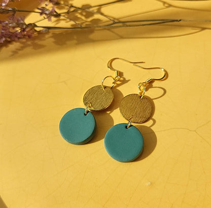 Pendientes pequeños minimalistas de círculo de arcilla
