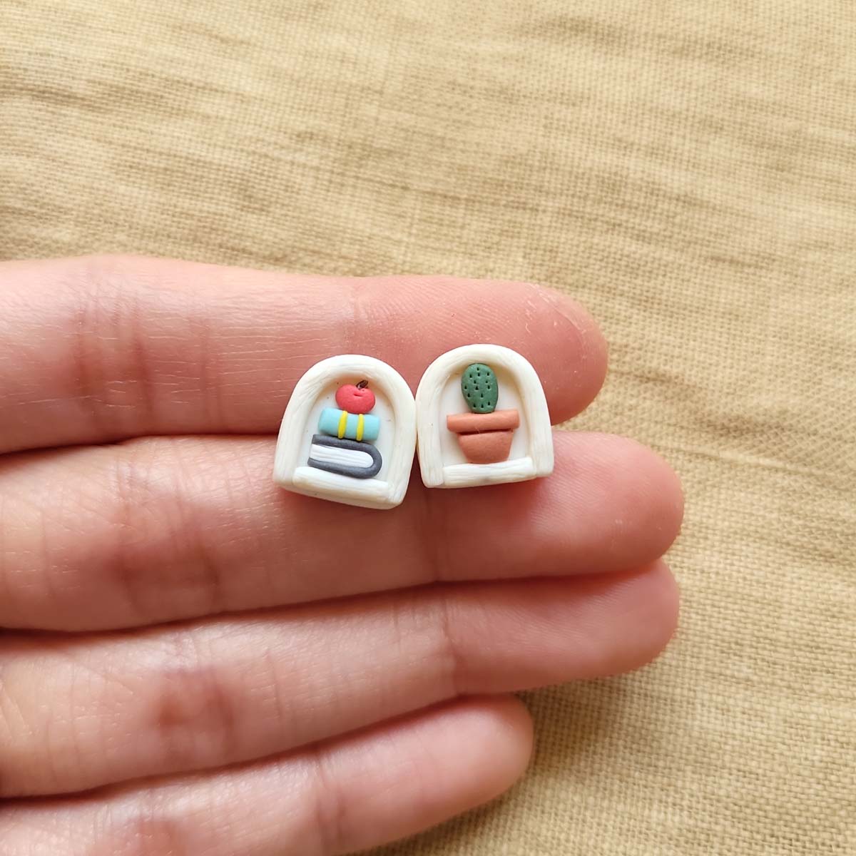 Mini bookshelf and plant stud earrings polymer clay - Rankų darbo auskarai smeigtukai su knygų ir augalų motyvais.