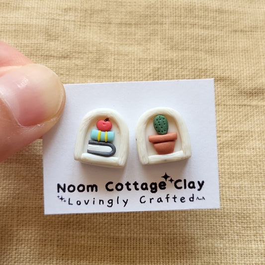Mini bookshelf and plant stud earrings polymer clay - Rankų darbo auskarai smeigtukai su knygų ir augalų motyvais.