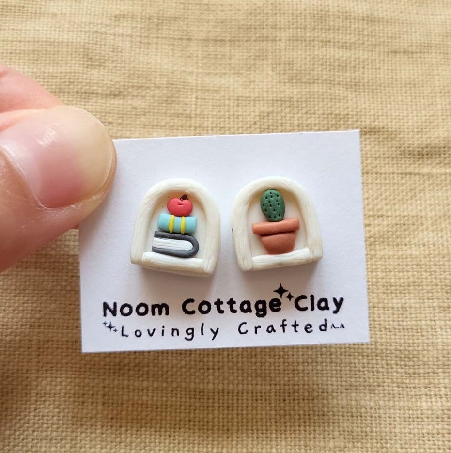 Mini bookshelf and plant stud earrings polymer clay - Rankų darbo auskarai smeigtukai su knygų ir augalų motyvais.