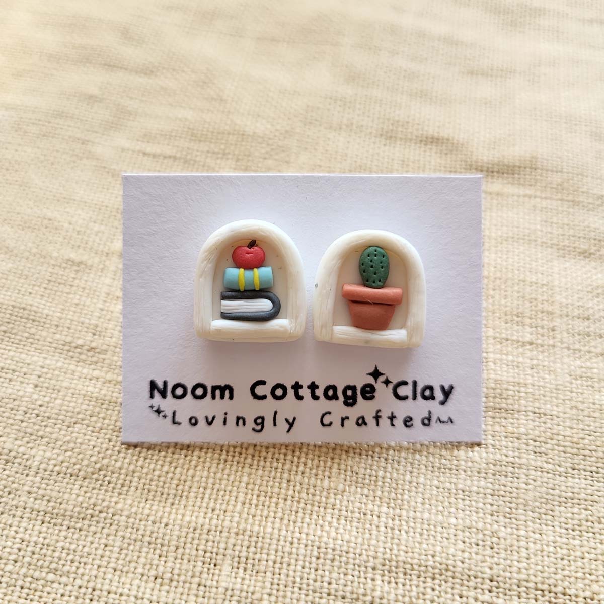 Mini bookshelf and plant stud earrings polymer clay - Rankų darbo auskarai smeigtukai su knygų ir augalų motyvais.