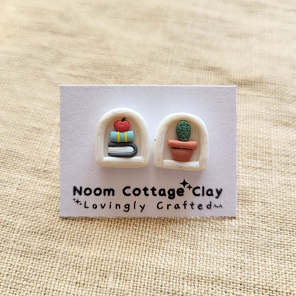 Mini bookshelf and plant stud earrings polymer clay - Rankų darbo auskarai smeigtukai su knygų ir augalų motyvais.