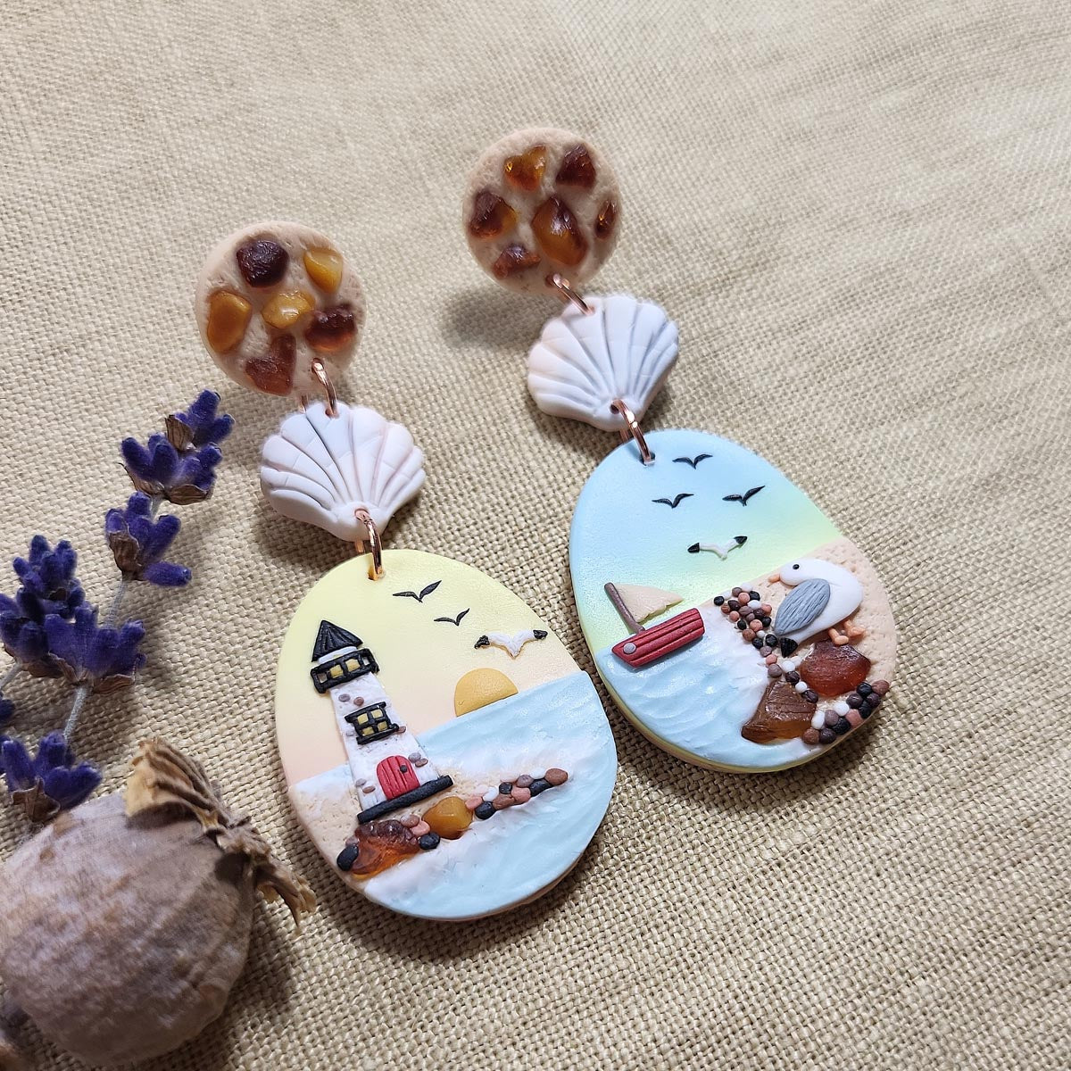 Dangle ocean seagull earrings with natural amber stone. Rankų darbo auskarai su jūra, gintaru ir kiru