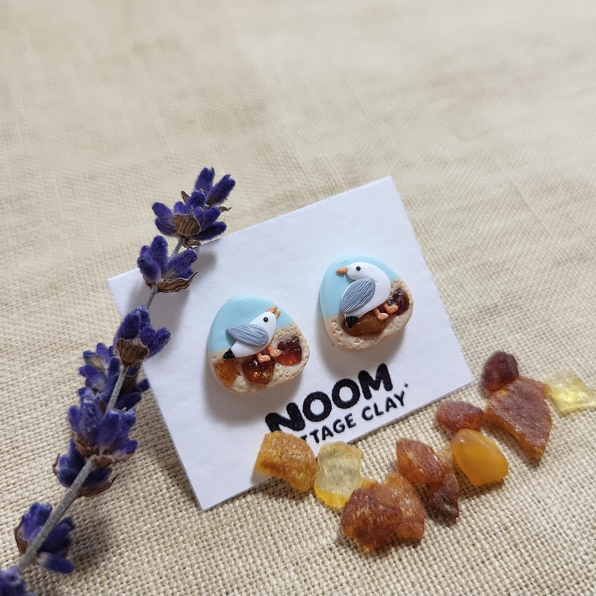 Handmade seagull stud earrings with amber stone pieces - Rankų darbo auskarai-smeigtukai „Kiras ir gintaro gabalėliai“