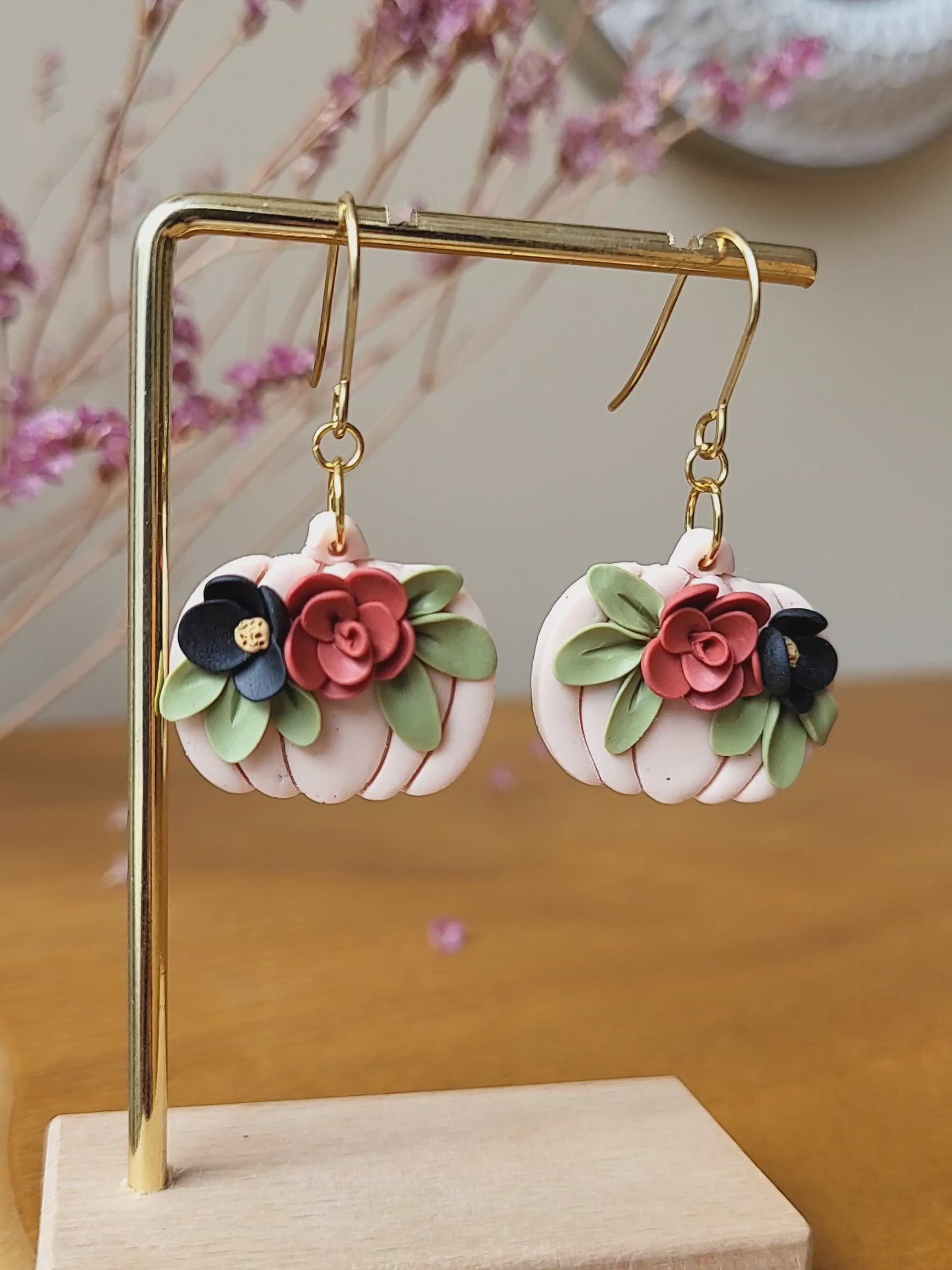Cute handmade white pumpkin polymer clay earrings with flowers - Rankų-darbo-auskarai-su-moliūgu-ir-gėlėmis