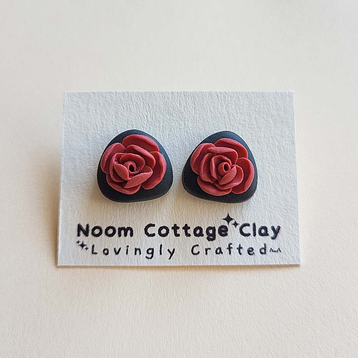Handmade red Peony flower stud earrings handmade polymer clay jewelry gift - Rankų darbo auskarai smeigtukai „Raudonas bijūnas“ iš polimerinio molio.