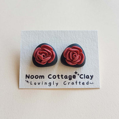Handmade red Peony flower stud earrings handmade polymer clay jewelry gift - Rankų darbo auskarai smeigtukai „Raudonas bijūnas“ iš polimerinio molio.