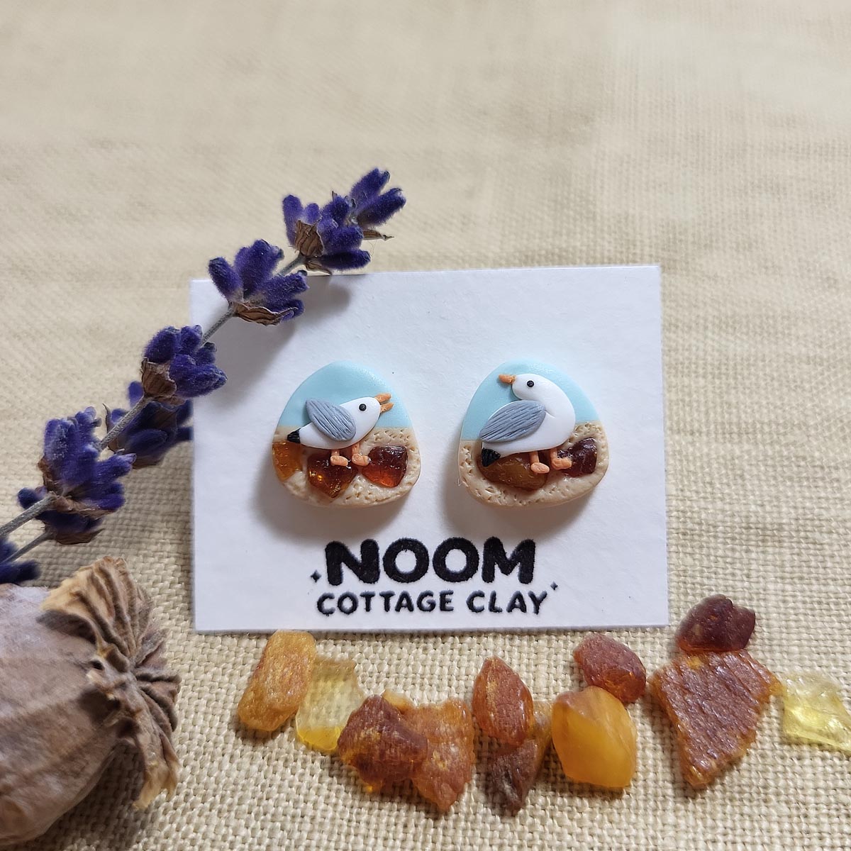 Polymer clay seagull stud earrings with amber stone pieces - Rankų darbo auskarai-smeigtukai „Kiras ir gintaro gabalėliai“
