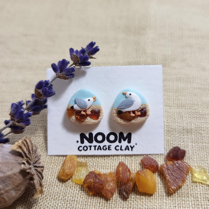 Polymer clay seagull stud earrings with amber stone pieces - Rankų darbo auskarai-smeigtukai „Kiras ir gintaro gabalėliai“