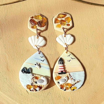 Cute dangle beach seagull earrings with raw amber stone - Rankų darbo auskarai su vandenyno ir gintaro detalėmis
