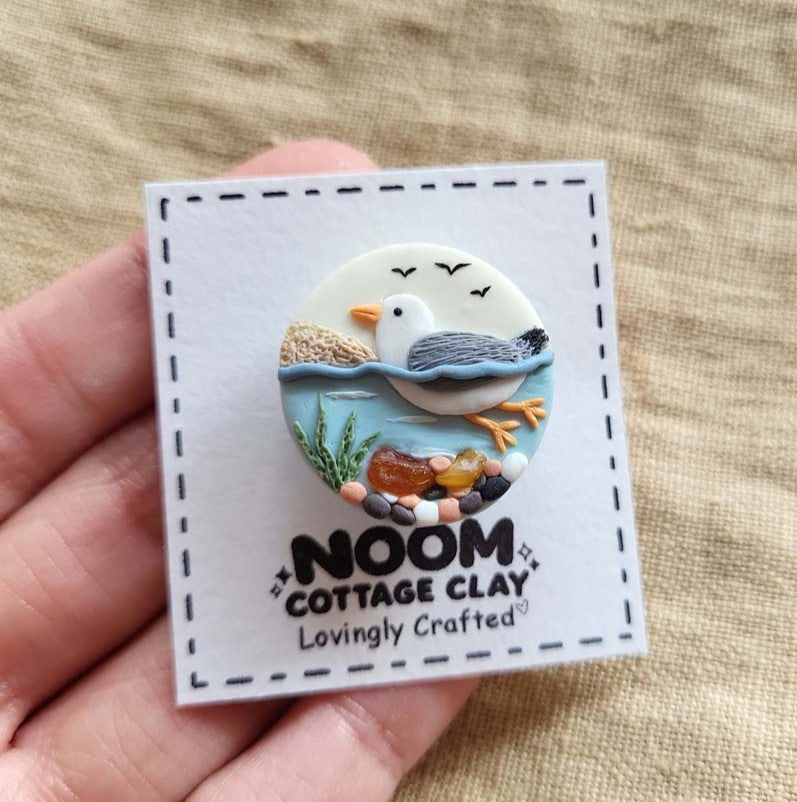 Handmade cute seagull brooch with amber pieces - Rankų darbo sagė su žuvėdros motyvu ir gintaro gabalėliais