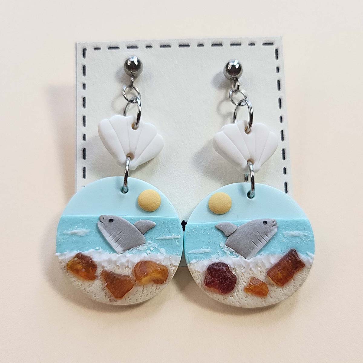 Handmade shark earrings with natural amber stone - Rankų darbo auskarai su rykliais ir tikru natūraliu gintaru