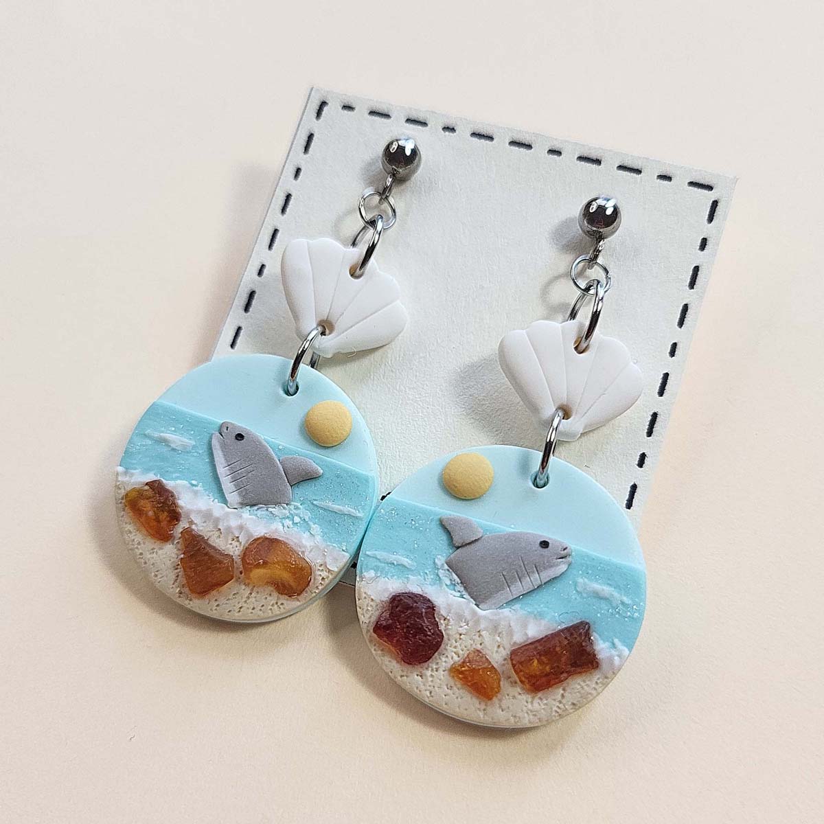 Handmade shark earrings with natural amber stone - Rankų darbo auskarai su rykliais ir tikru natūraliu gintaru