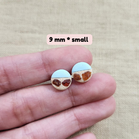 Small circle amber stone stud earrings - Rankų darbo auskarai-smeigtukai „Gintaro gabalėliai“ 