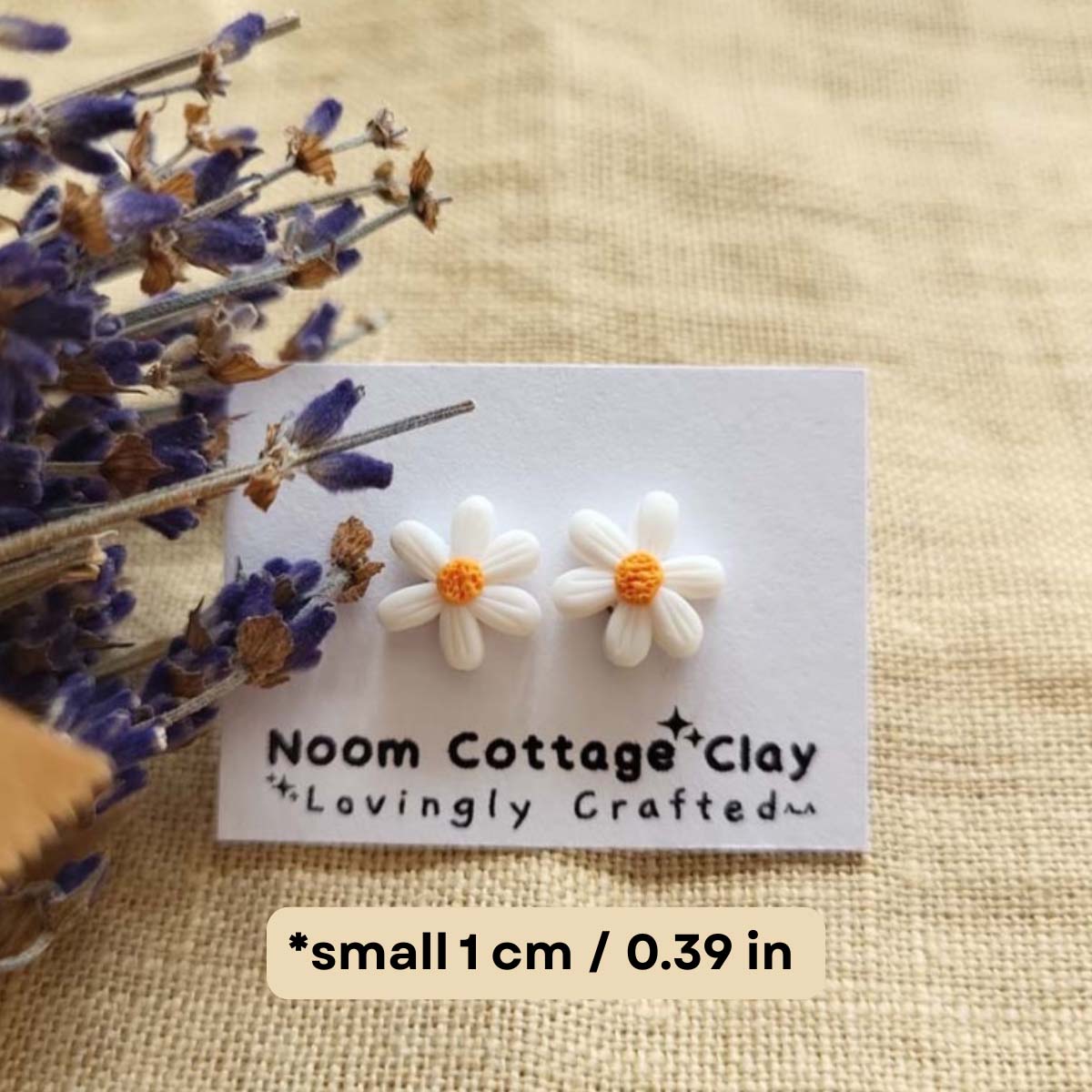 Cute Daisy stud polymer clay earrings - Rankų darbo auskarai-smeigtukai „Ramunėlės“