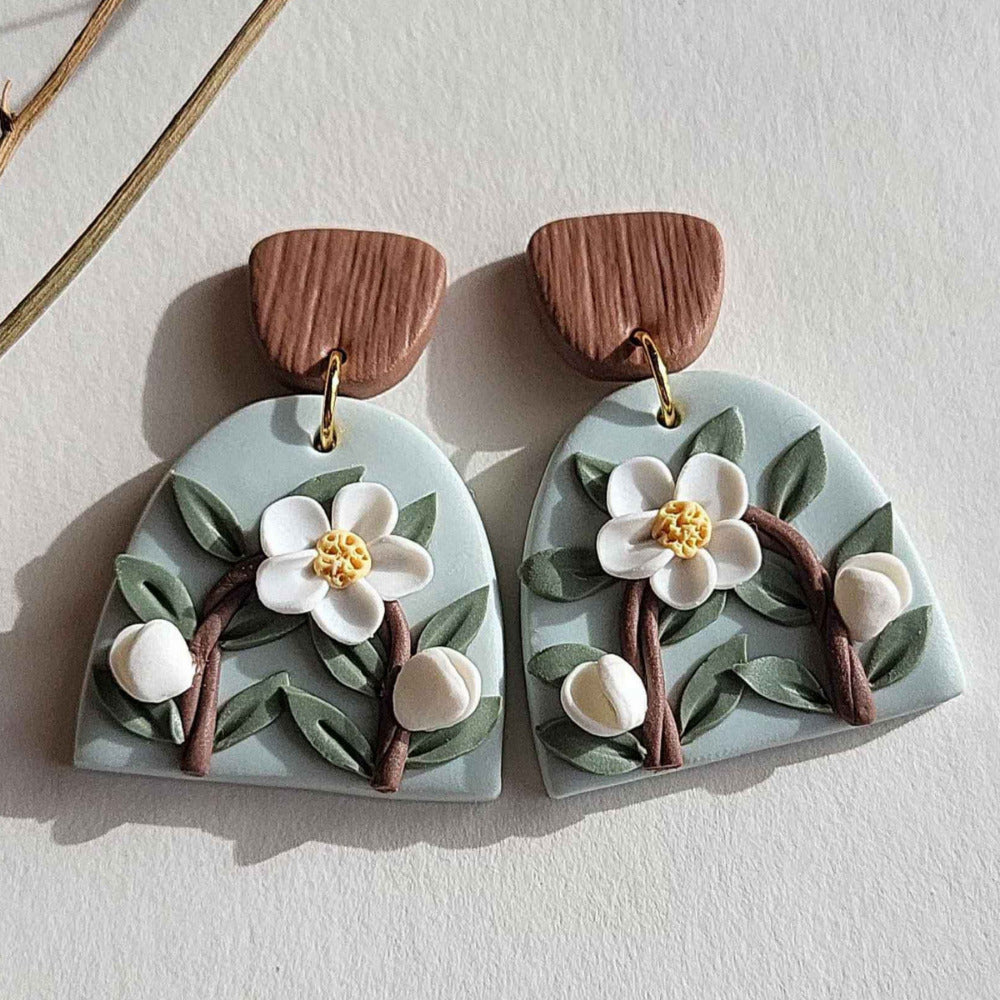 White cute flower polymer clay earrings - Rankų darbo auskarai „Baltos gėlės“