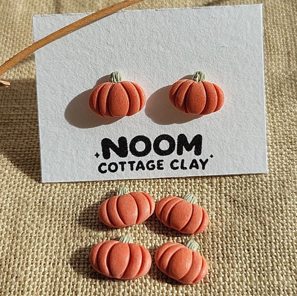 Pumpkin stud earrings polymer clay - Rankų darbo auskarai smeigtukai „Moliūgas“ iš polimerinio molio.